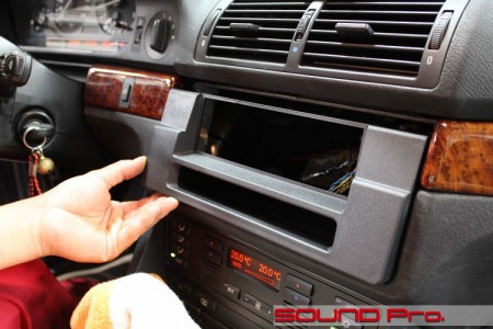 BMW525(E39)の純正デッキ交換用のフェイスパネルです。