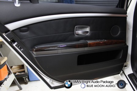 BMW760(E65)のスピーカー交換の様子です