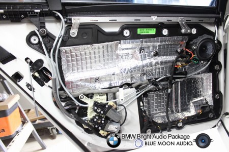 BMW760(E65)のスピーカー交換の様子です