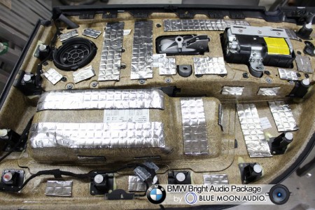 BMW760(E65)のスピーカー交換の様子です