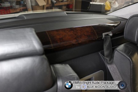 BMW760(E65)のリヤトレイスピーカー交換の様子です