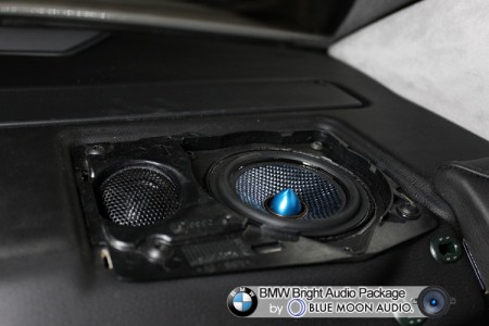 BMW760(E65)のリヤトレイスピーカー交換の様子です