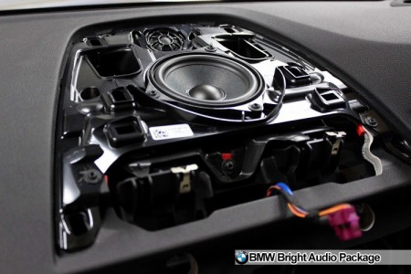 BMW 530i M-Sportのスピーカー交換の様子です。