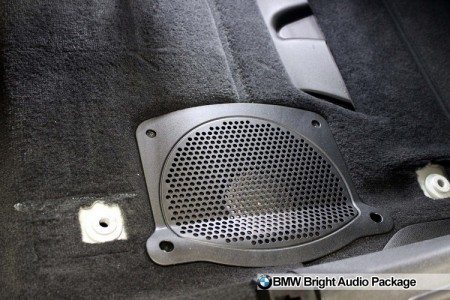 BMW 530i M-Sportのスピーカー交換の様子です。(シート下ウーファー)