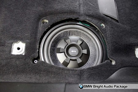BMW 530i M-Sportのスピーカー交換の様子です。(シート下ウーファー)