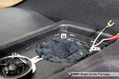 BMW 530i M-Sportのスピーカー交換の様子です。(リヤスピーカー)