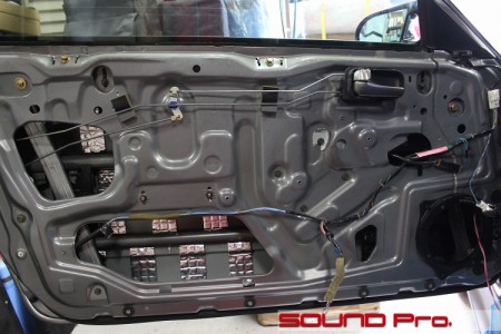 日産シルビア(S15)のスピーカー交換の様子です