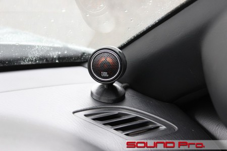 日産シルビア(S15)のツイーター設置の様子です