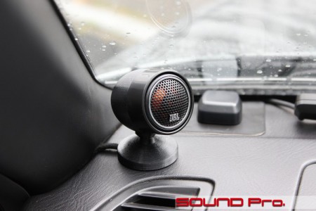 日産シルビア(S15)のツイーター設置の様子です