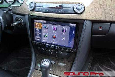 メルセデスCLS63(W219)のアルパインナビに交換後の様子です。