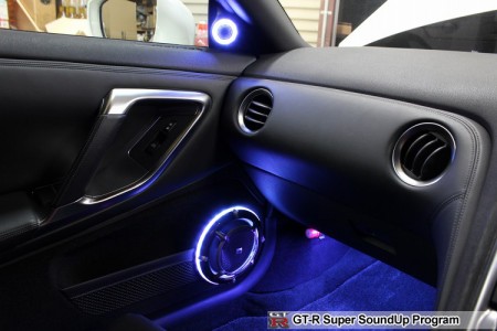 R35GT-Rのスピーカー交換の様子です。
