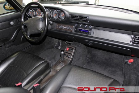 ポルシェ911(993)のスピーカー交換の様子です