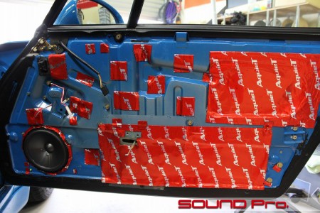 ポルシェ911(993)のスピーカー交換の様子です
