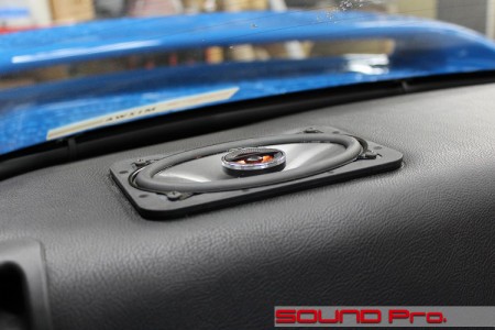 ポルシェ911(993)のスピーカー交換の様子です