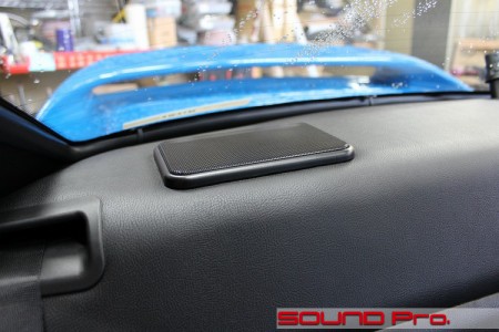 ポルシェ911(993)のスピーカー交換の様子です